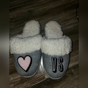 New VICTORIA'S SECRET grey Heart Slippers Sz S (5-7), NEVER WORN, in Perfect Con